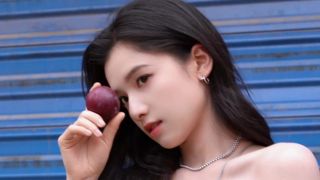 張婧儀,紗裙,美爆,直呼,寫真,甜美 電鰻娛樂:張婧儀灰色紗裙甜美街頭寫真曝光，網(wǎng)友直呼"美爆了"
