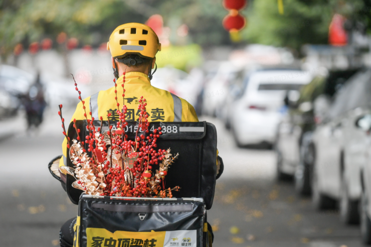 有連鎖超市 美團外賣 網上年貨節 就地過年催熱“外賣辦年貨”：有連鎖超市備貨量比平時翻一番