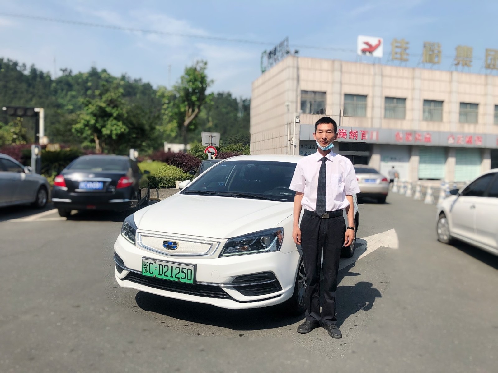 曹操出行 路人受傷大出血,網約車司機一個舉動感動全城